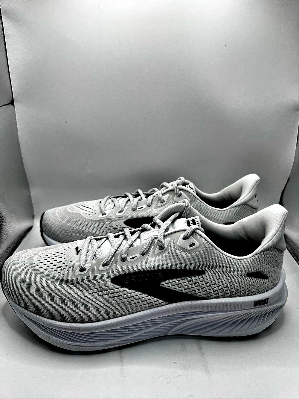 Brooks Ghost 16 Women's Gray & White US 11 NWT