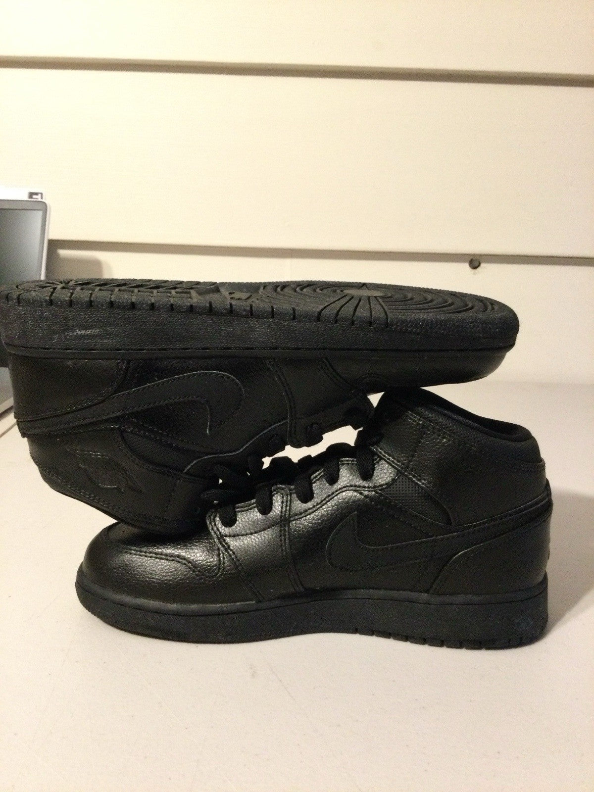 Air Jordan 1 Mid Black Kids 5.5Y